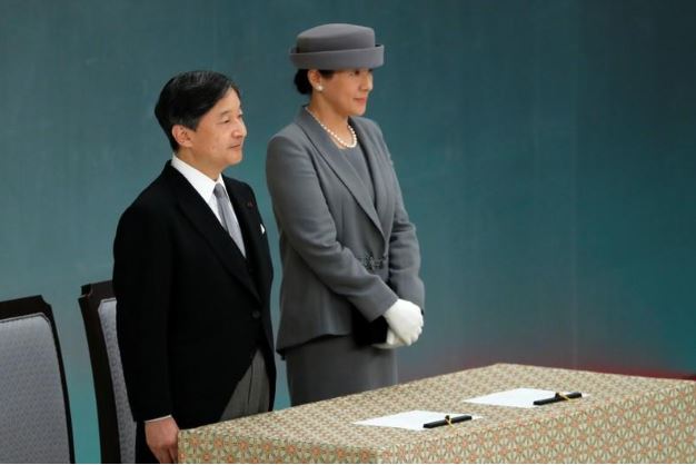 الإمبراطور ناروهيتو، إمبراطور اليابان الجديد، والإمبراطورة ماساكو يحضران مراسم سنوية بمناسبة استسلام اليابان في الحرب العالمية الثانية في العاصمة طوكيو يوم الخميس. تصوير: كيم كيونج هون - رويترز.